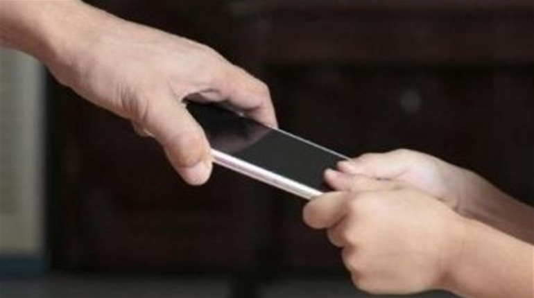 Чоловік вихопив з рук смартфон і втік у невідомому напрямку: за день поліцейські розшукали злодія