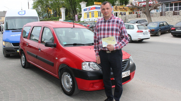 Кременецький підприємець придбав для добровольчого батальйону автомобіль