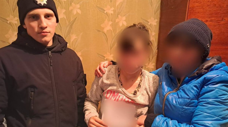 В Глухові всім відділком поліції шукали 16-річну дівчину, що ховалася в сусідньому будинку
