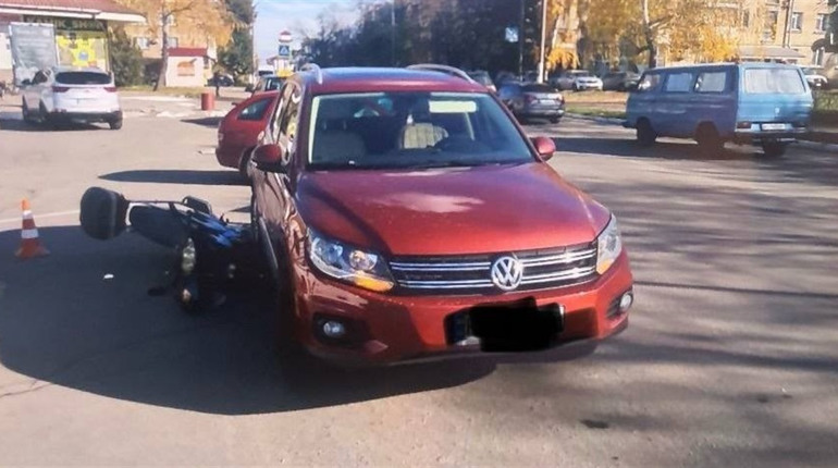 У Переяславі водійка Volkswagen здійснила наїзд на мопед, постраждав 60-річний чоловік: поліція