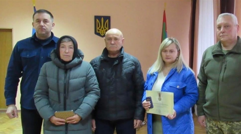 У Кременці вручили відзнаки родинам військових