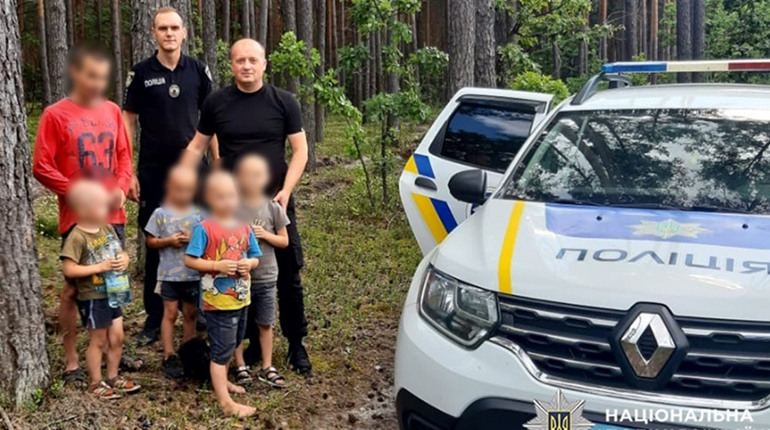На Славутчині батько з чотирма дітьми заблукав у лісі