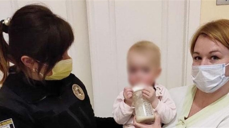 Голодний і у холодному помешканні. Чернігівські поліцейські вилучили маленьку дитину з сім‘ї