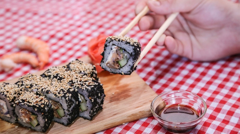 ​​​​​​​Sushi House безкоштовно доставить улюблені страви первомайцям прямо додому