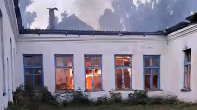 У прикордонному селі Бачівськ на Глухівщині після обстрілу горить школа