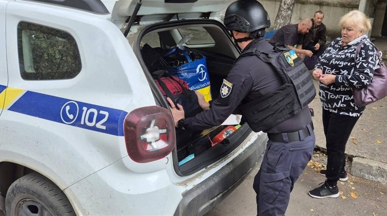 Поліцейські вкотре допомогли евакуюватися 59 жителям Куп’янщини
