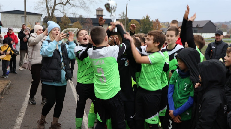 У Первомайську вшанували пам'ять футболіста і воїна Олега Монастирського: фоторепортаж