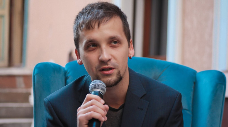 Кров, що прилипла до слів... Про творчість, натхнення й кризи з бердянським поетом Миколою Антощаком