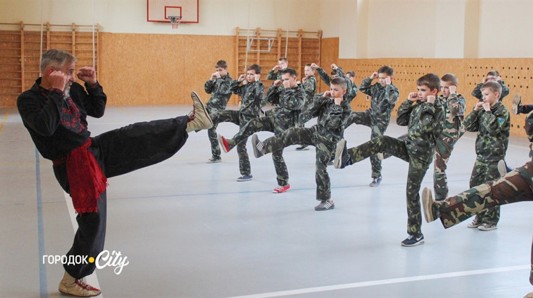 10 років тому: як школярі Городка знайомилися з бойовим гопаком