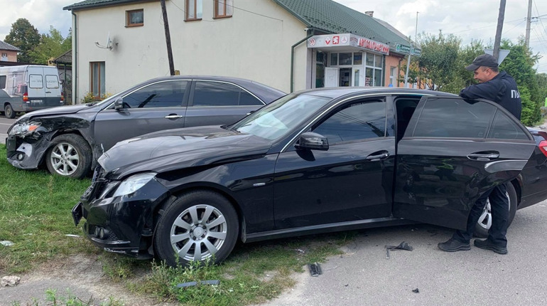 У Сарнах зіткнулися два легковики