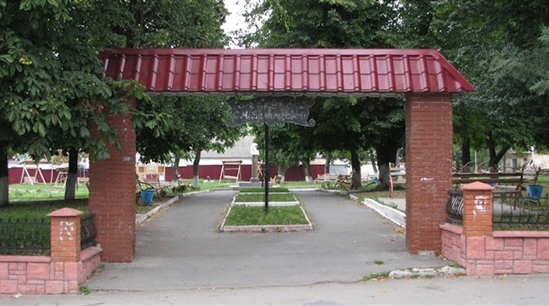 У Городку парк ім. Виноградського оброблять від кліщів: коли не варто відвідувати територію