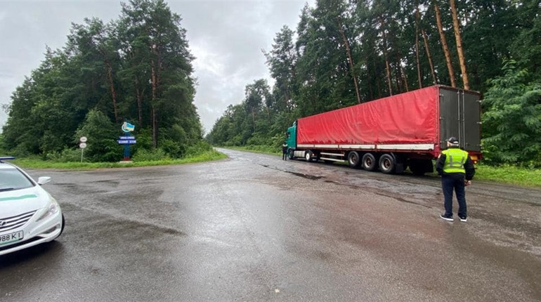 Дорожники Львівщини закликають водіїв дотримуватись норм перевезення габаритного вантажу