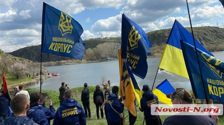 На острові Гард ветерани АТО прикували себе ланцюгами до скелі