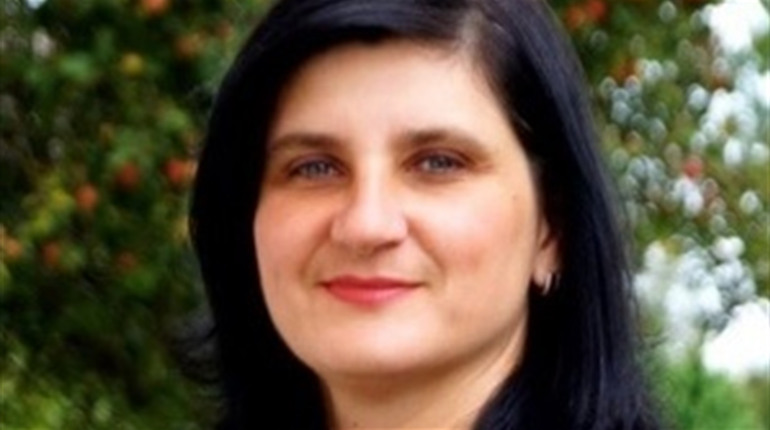 Вчителька Тужилівського НВК Ірина Павлів видала посібники з української літератури