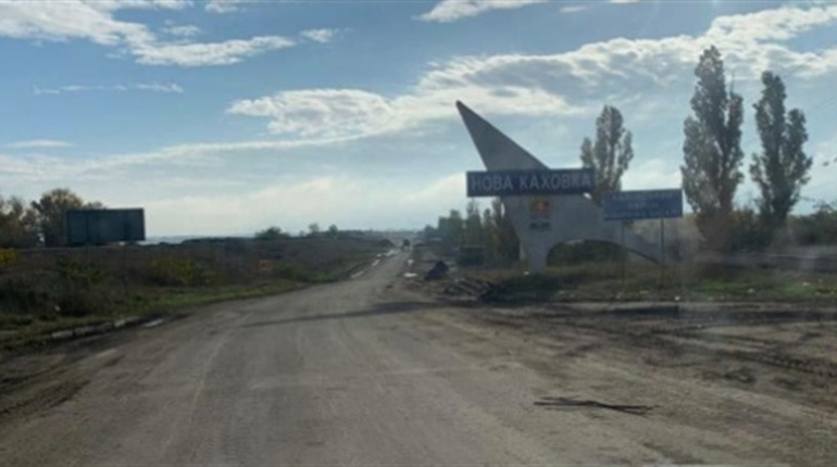 Окупанти виводять техніку з Нової Каховки