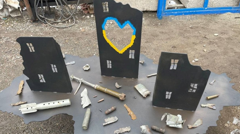 Ковалі зі Знам'янки презентували у Кропивницькому інсталяцію «Війна в Україні»