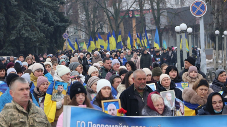 Первомайськ вшанував жертв війни у четверту річницю повномасштабного вторгнення