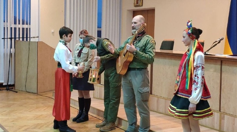 Фастівській громаді передали Вифлеємський вогонь