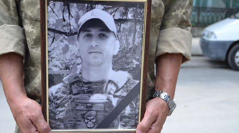 Знову біль і сльози – Чортківщина зустріла загиблого Героя Романова Сергія
