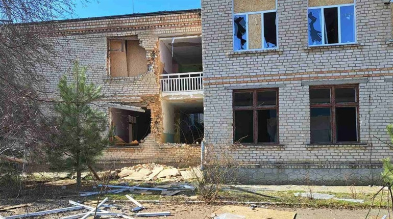Російські терористи на Херсонщині поцілили у житлові будинки та навчальний заклад