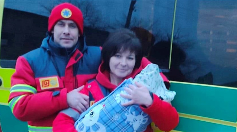 Життя продовжується: мешканка Шевченківської СТГ народила хлопчика у кареті швидкої