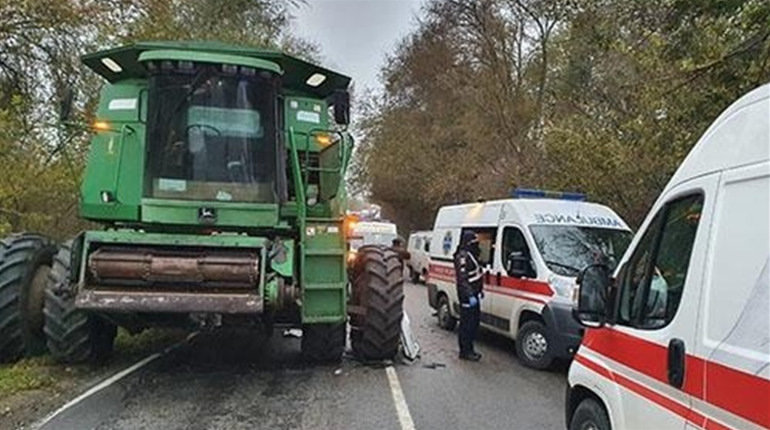 Втратив свідомість за кермом: на Херсонщині надзвичайники вирізали водія з понівеченого авто