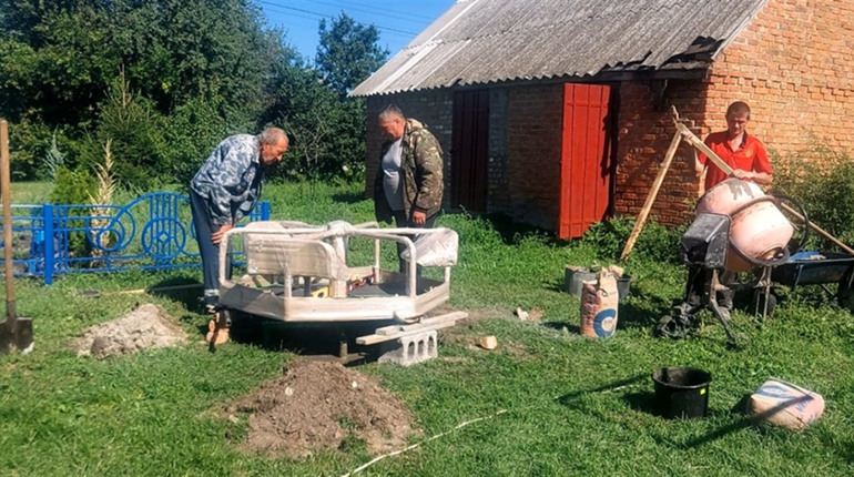 Радість для малечі: у двох селах на Переяславщині встановили нові каруселі