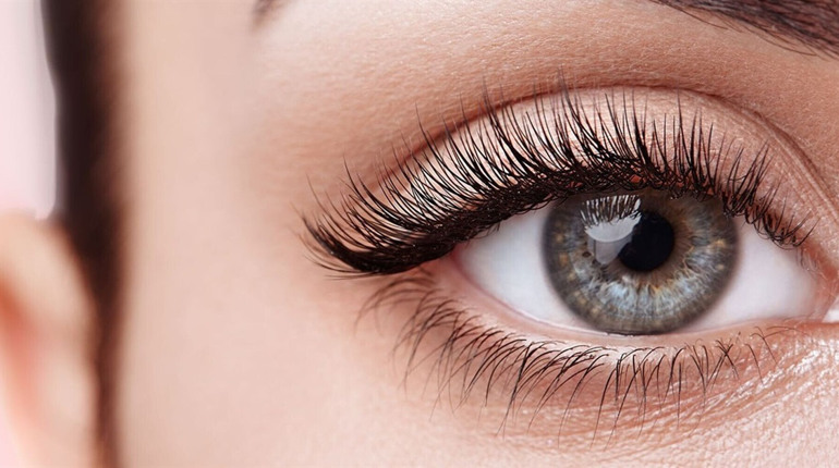 Контактні лінзи та макіяж: поєднання комфорту та краси