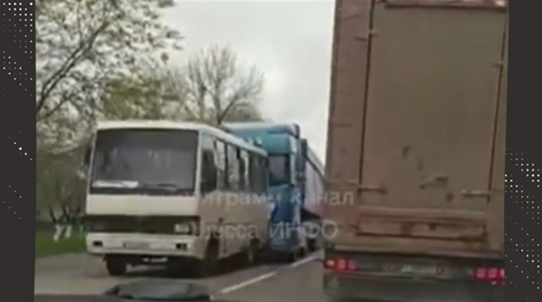 Кілометровий затор стався на трасі Одеса-Рені через ДТП за участю рейсового автобуса