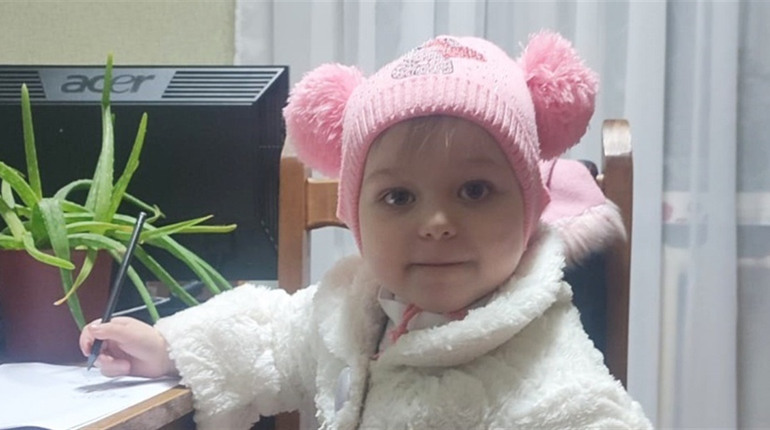 Допоможіть знайти родичів дівчинки: в торговому центрі Житомира жінка залишила доньку
