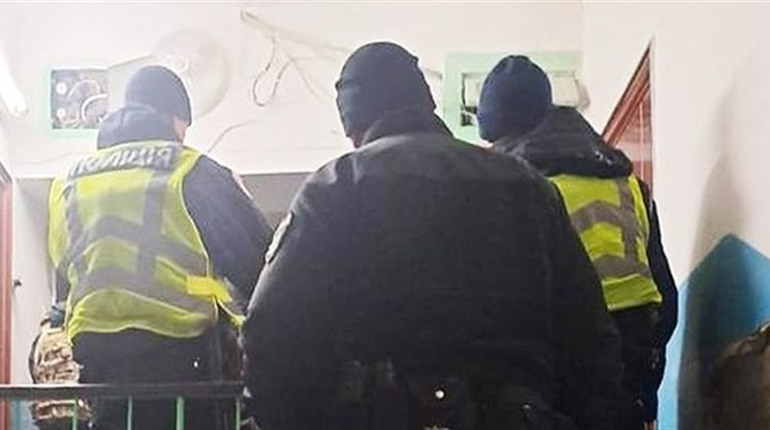 Зробив хаос в барі, а потім увірвався в чужу квартиру: поліцейські затримали зловмисника в Чернігові