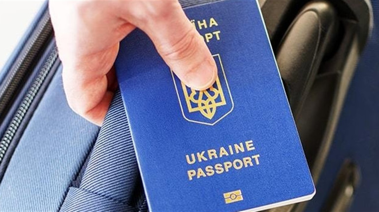 Закордонний паспорт можуть визнати недійсним через розбіжності у транслітерації: що варто звірити