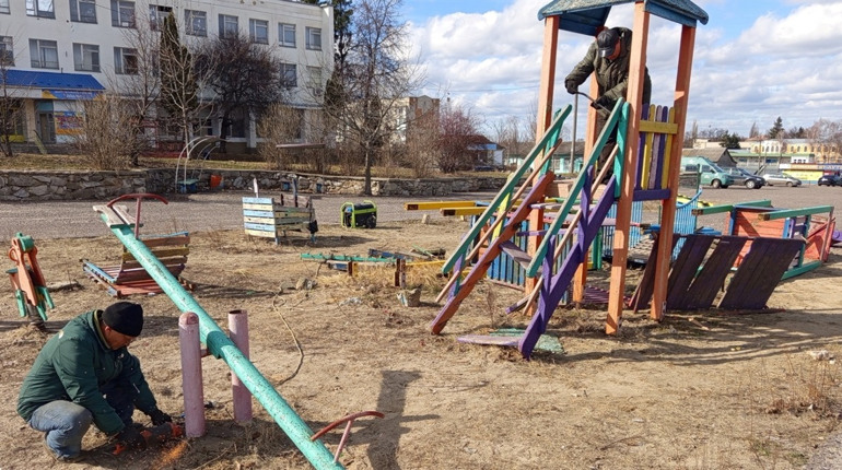 У центрі Глухова демонтували аварійний дитячий майданчик (ФОТО)
