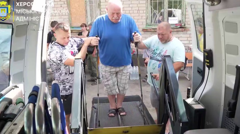 З мікрорайону Острів у Херсоні евакуювали половину мешканців, але дітей порахували дивно