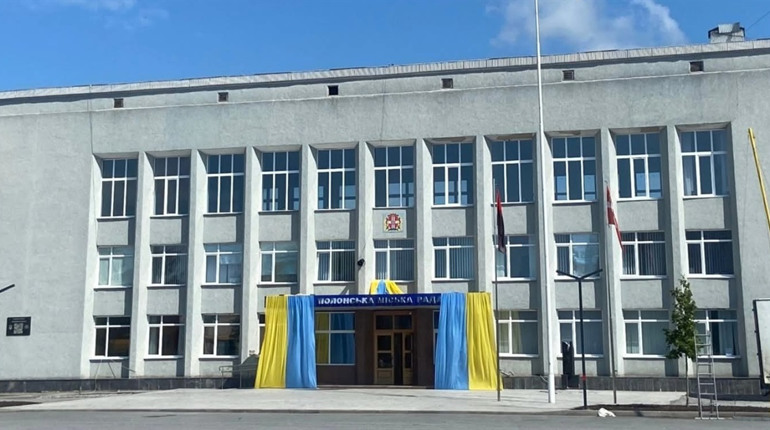 У Полонному капітально ремонтують дах будівлі міської ради: вартість проєкту 1,4 мільйона гривень