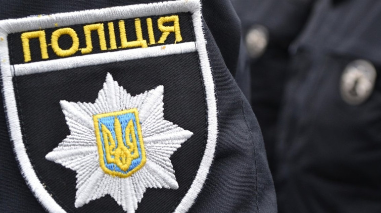 У переяславському магазині чоловік відкоркував пляшку, але випити не встиг: хроніка поліції