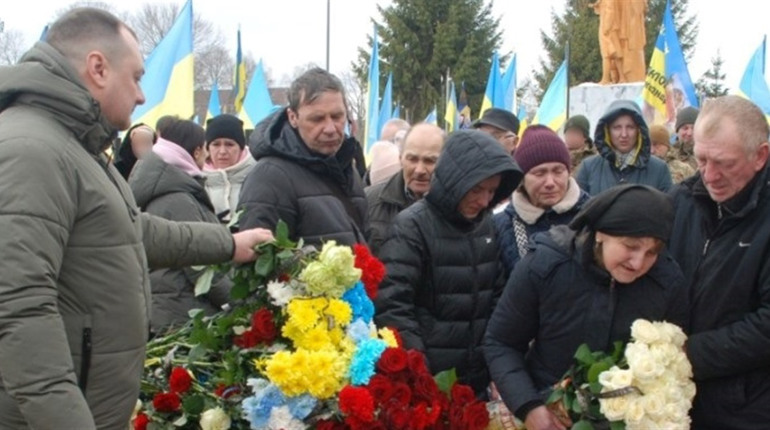 Загинув за мить до весни: Шостка провела в останню путь 37-річного захисника Дмитра Амельченка