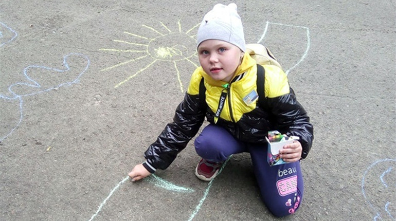 Маленькі відвідувачі новознам’янської бібліотеки полюбляють малювати на асфальті