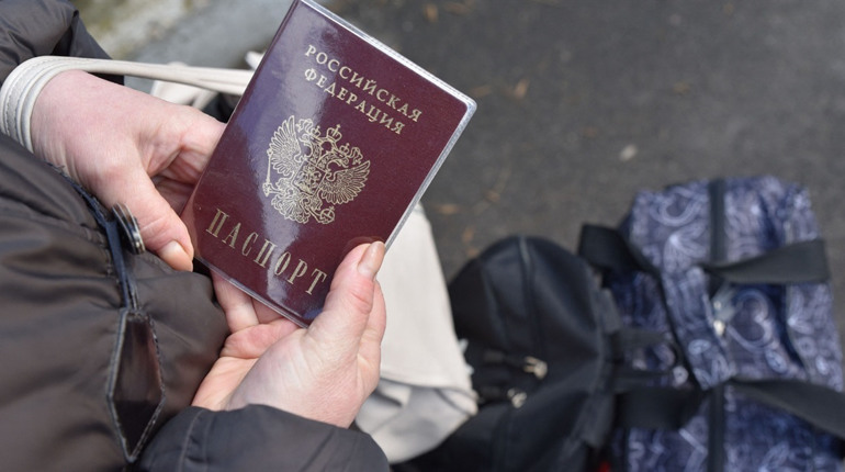 Омбудсмен радить брати паспорти РФ