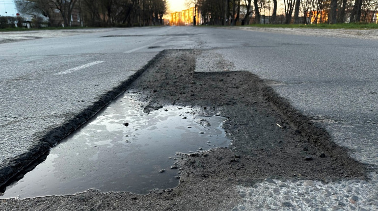 У Звягелі оголосили тендери на ремонт доріг: які вулиці відремонтують навесні 2026 року