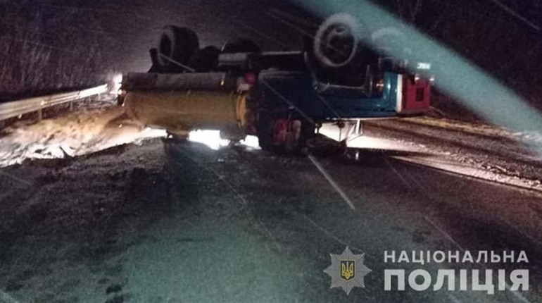 На Кременеччині не розминулися вантажівка з легковиком