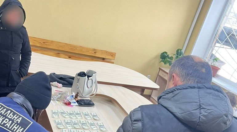 На Сумщині працівниця ТЦК та СП за 3000 доларів «звільняла» від мобілізації