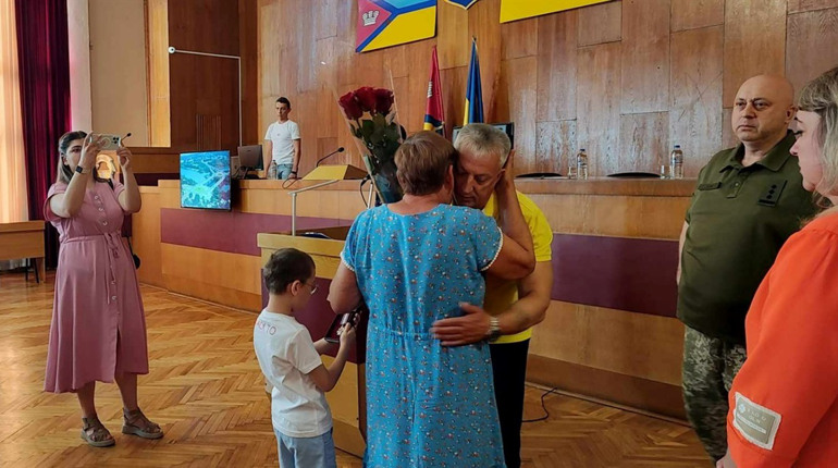 Нагороди полеглих воїнів передали їхнім родинам на сесії міської ради у Первомайську
