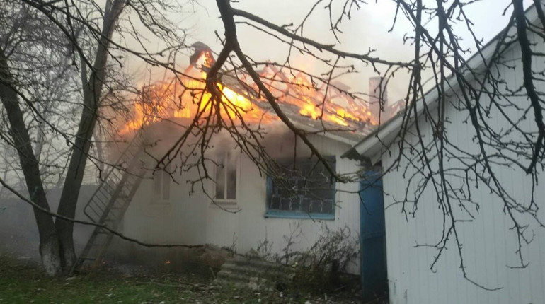 На Володимиреччині в селі Веретено сталася пожежа: горів будинок
