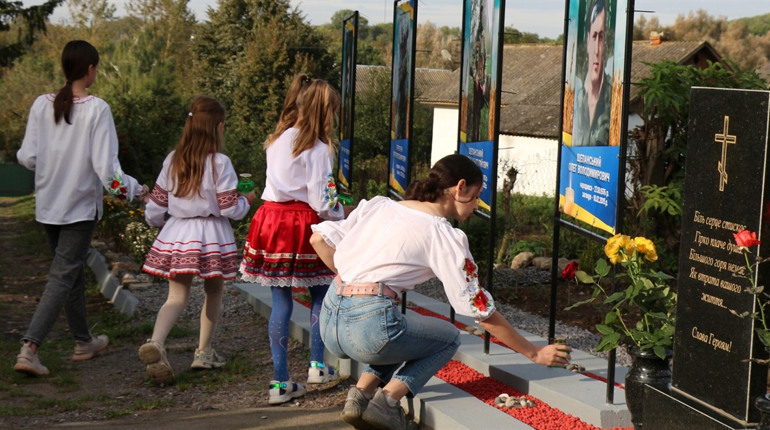 В селі Комарівці, в центрі села, 19 вересня відкрили Алею пам’яті