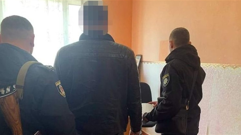 Нетішинці повідомили поліцію про водія під кайфом. Його із запасом канабісу затримали у Шепетівці