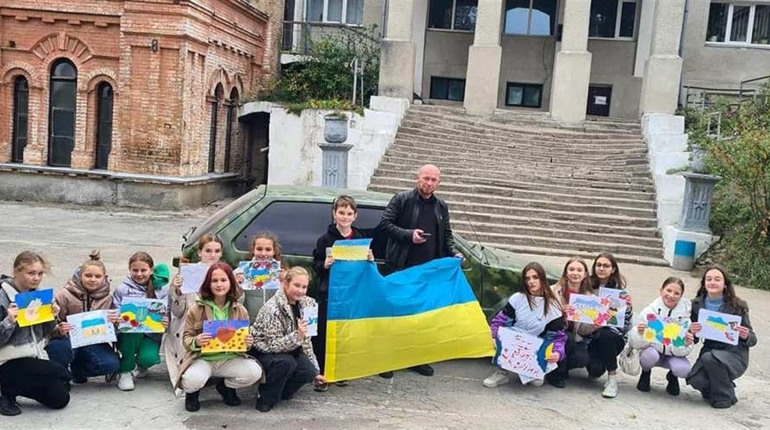 Волонтер Василь Пилипейко передав подяку від захисників учням Кременецької школи