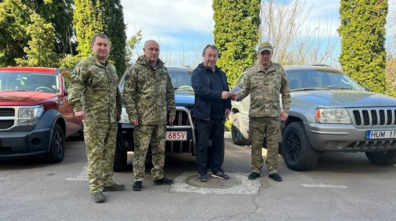 Шосткинець передав три автівки прикордонникам, зведені загони яких воюють на фронті