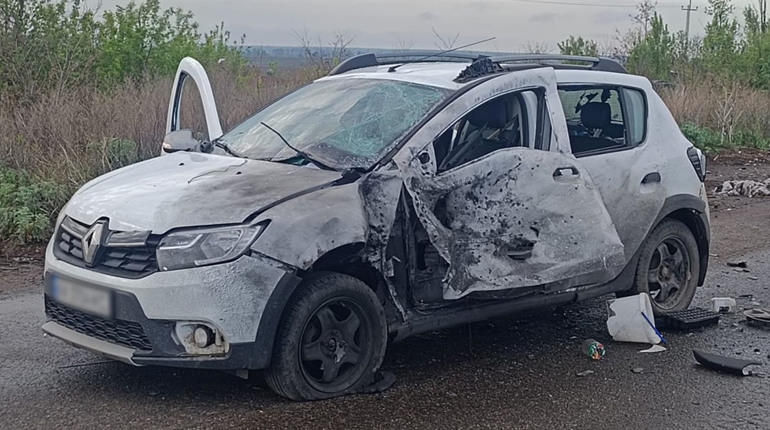 На Глухівщині ворожий дрон атакував автомобіль: поранено водія