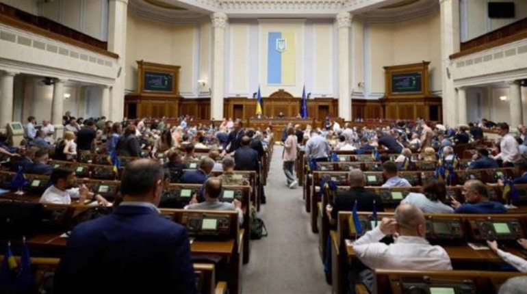 Народні депутати ухвалили рішення підняти доплати чиновникам